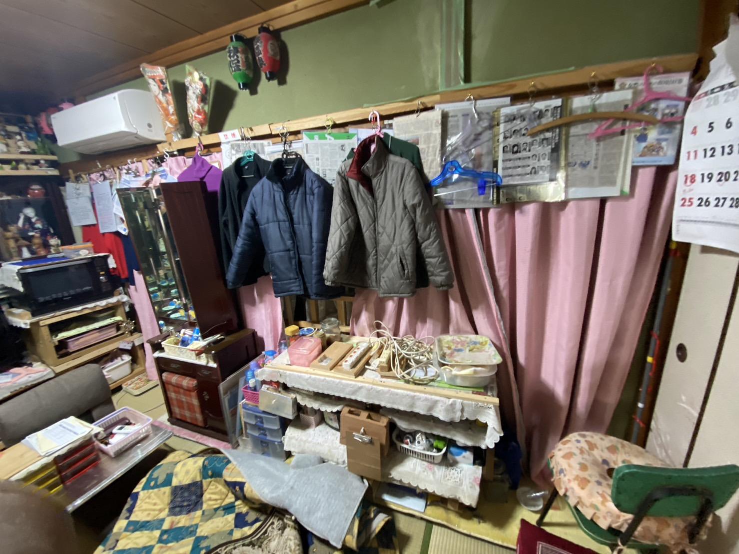 片付け前、家財が残されたままの部屋