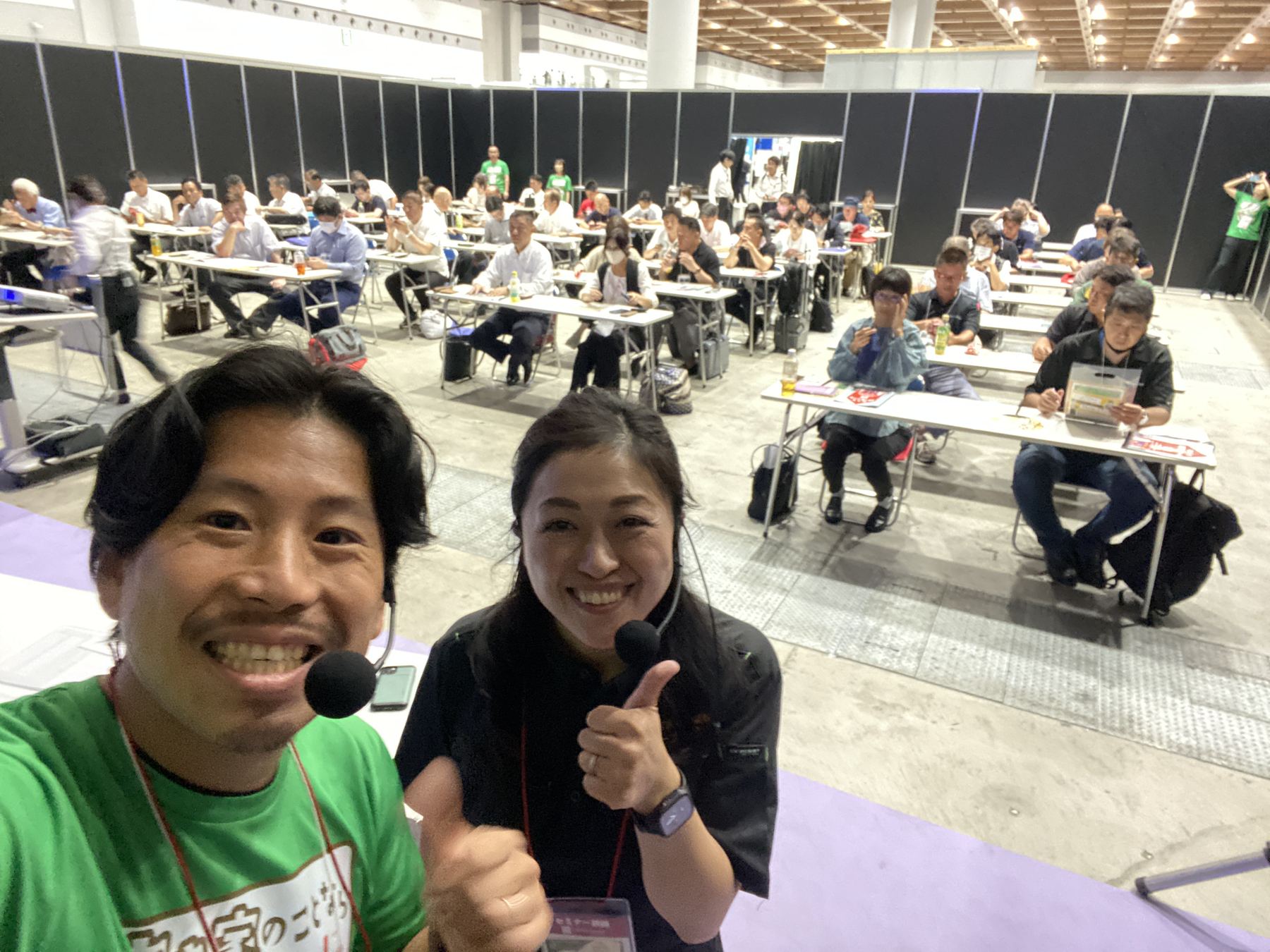 登壇前、会場を背にしたふたり
